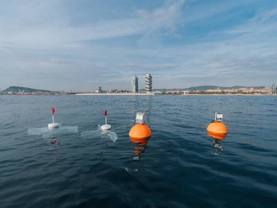 Cada any s’aboquen a la costa de Barcelona 7 tones de residus plàstics