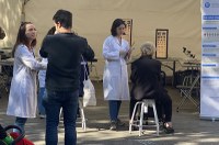 Estudiants i docents de la FOOT revisen la salut visual de la població a Terrassa