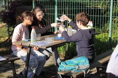 Més de 500 alumnes de secundària experimenten amb la ciència a l'STEAM Zoo